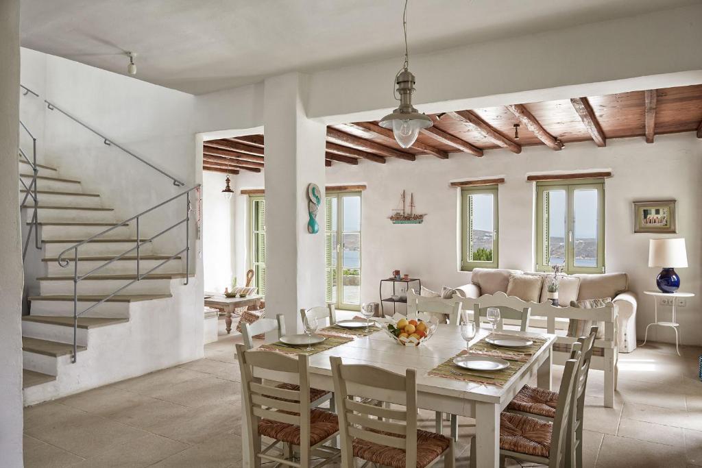 Posedenie v ubytovaní Spacious 6 bdrm Stone Villa with Pool