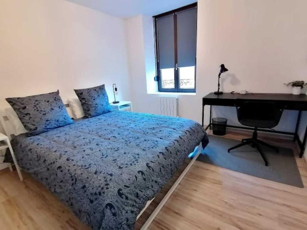 ベルフォールにあるGrand Appartement 2 chambres avec Fibre et Netflixのベッドルーム1室(ベッド1台、デスク、コンピュータ付)