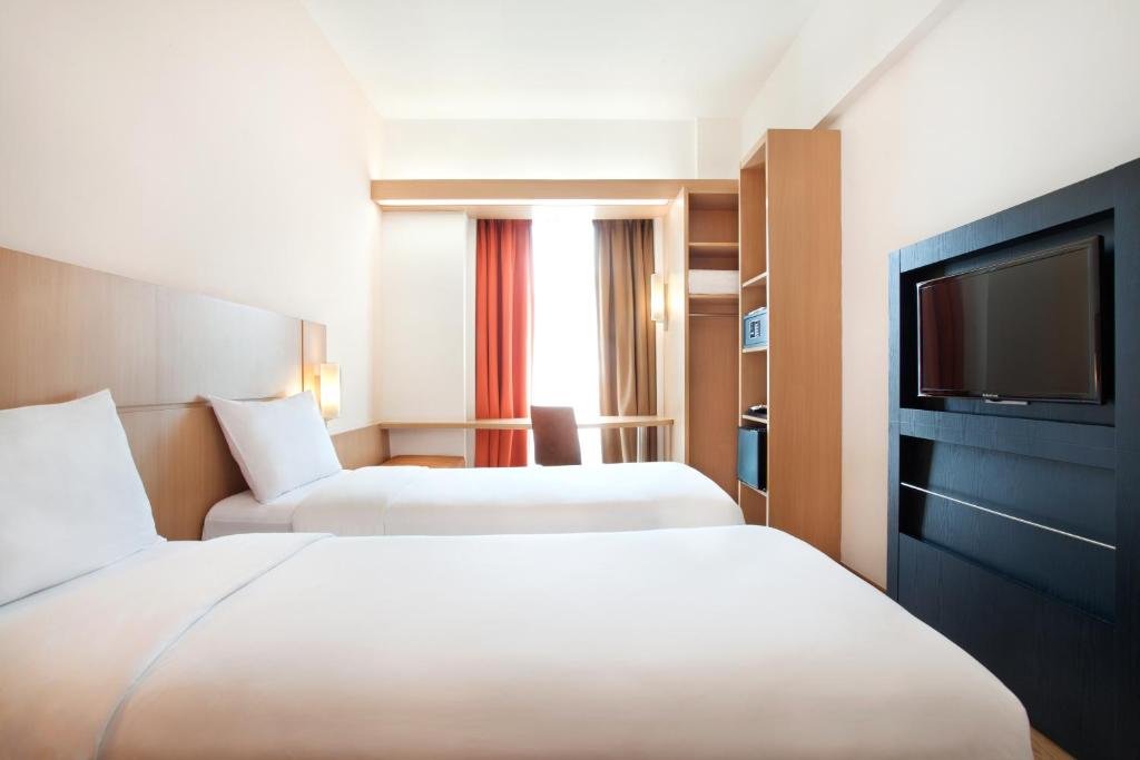 Postel nebo postele na pokoji v ubytování Ibis Bandung Trans Studio