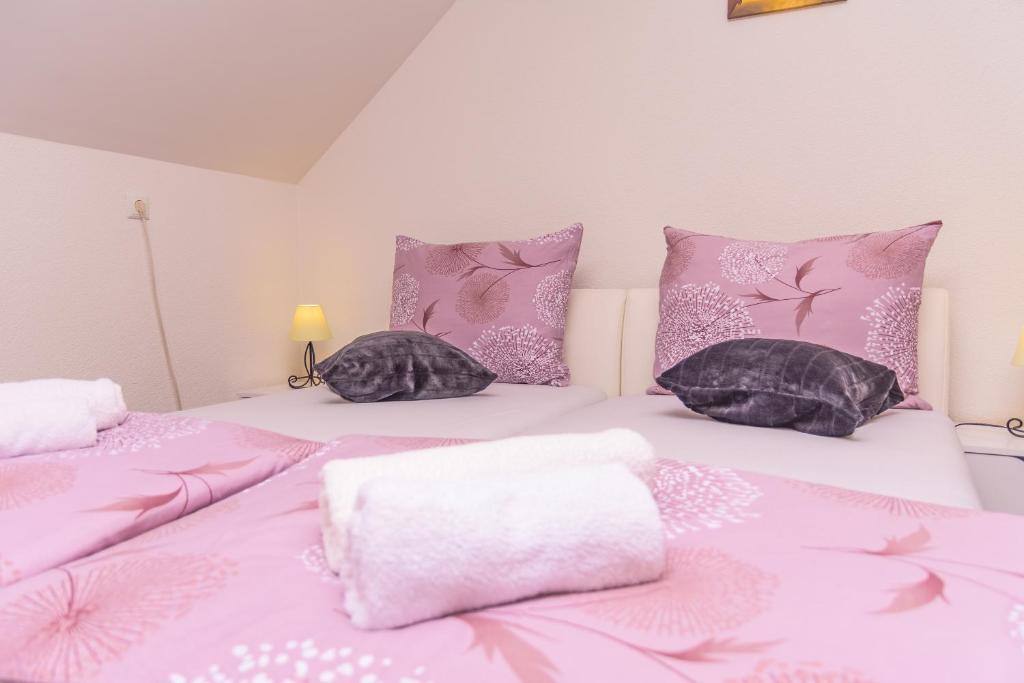 Postel nebo postele na pokoji v ubytování Apartmani Marijamagdalena