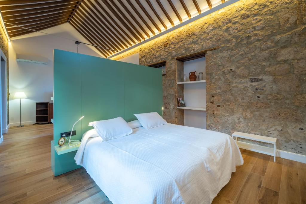 Postel nebo postele na pokoji v ubytování Albor Suites