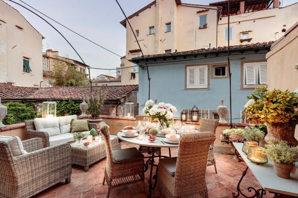 d'une terrasse avec une table et des chaises. dans l'établissement CASA BRUMAR, the Most Central Terrace inside the Walls of Lucca, à Lucques
