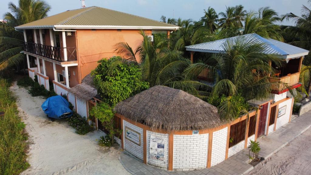 una vista aérea de una casa con palmeras en Shamar Guesthouse & Dive, en Maamigili