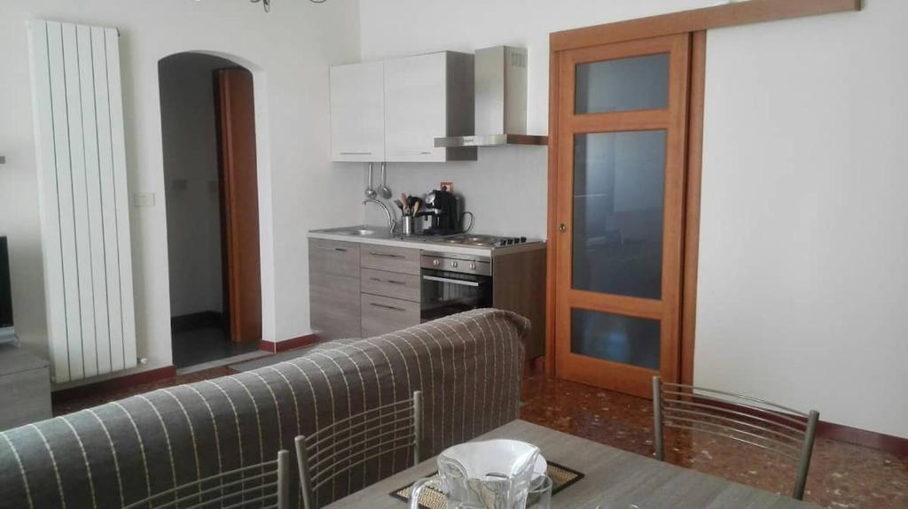 een keuken met een bank en een tafel in een kamer bij La casa di Ester in Lavagna