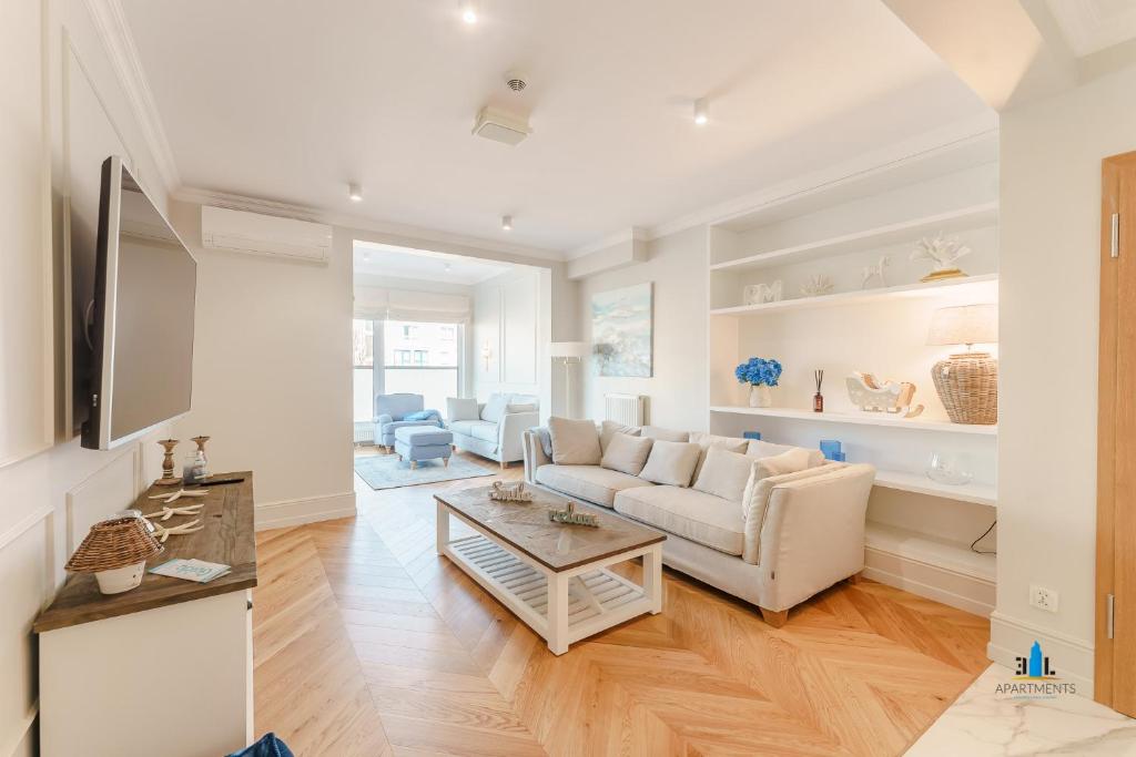 Televízia a/alebo spoločenská miestnosť v ubytovaní 3L Apartments Kasprowicza VIP