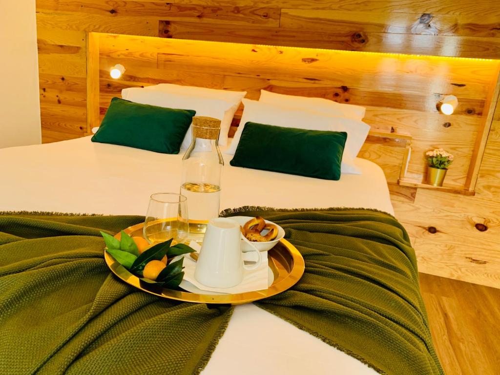 ein Tablett mit Essen auf einem Bett im Zimmer in der Unterkunft Furnas Spring Lodge in Furnas
