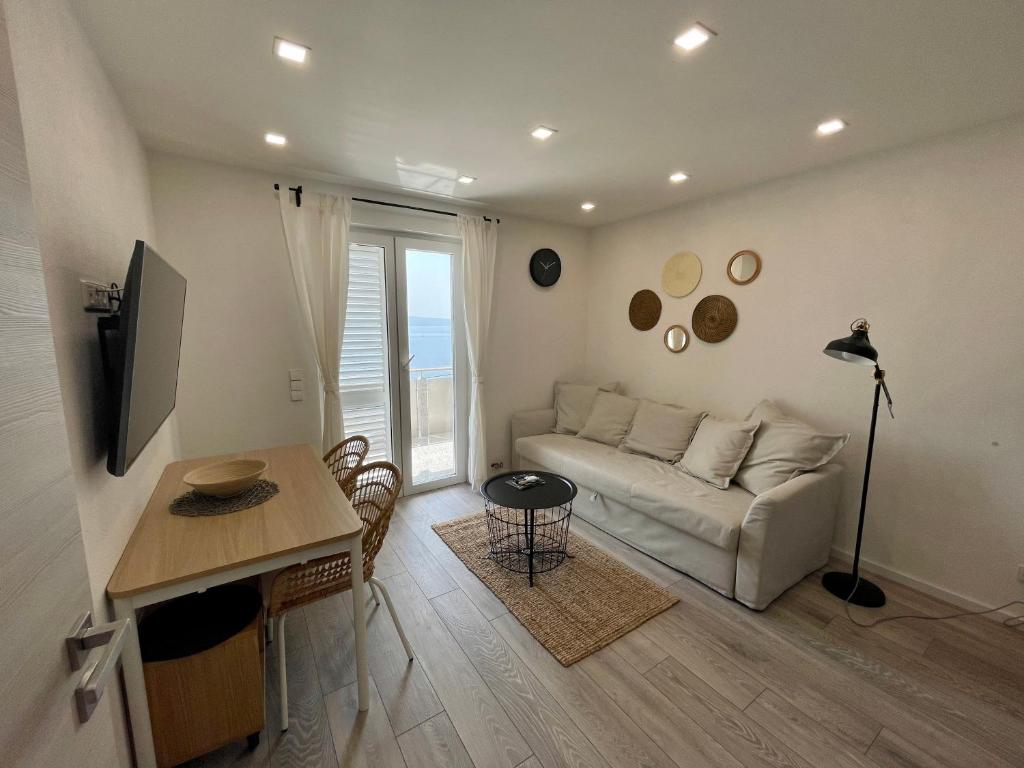 TV a/nebo společenská místnost v ubytování Lambda Holiday Apartments