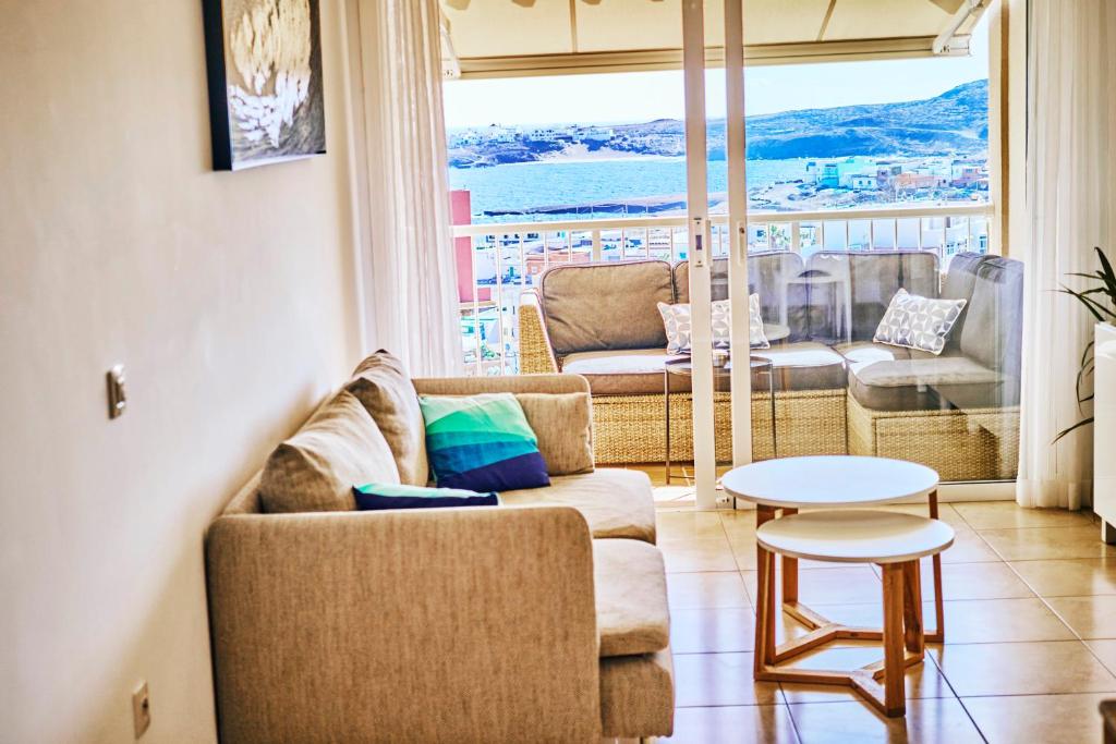 uma sala de estar com um sofá e uma mesa em 2BDR Comfy Apartment with Ocean View em Poris de Abona