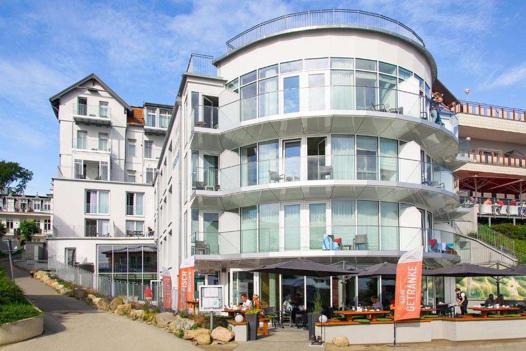 ein großes weißes Gebäude mit einem runden Dach in der Unterkunft Hotel am Fischerstrand in Bansin