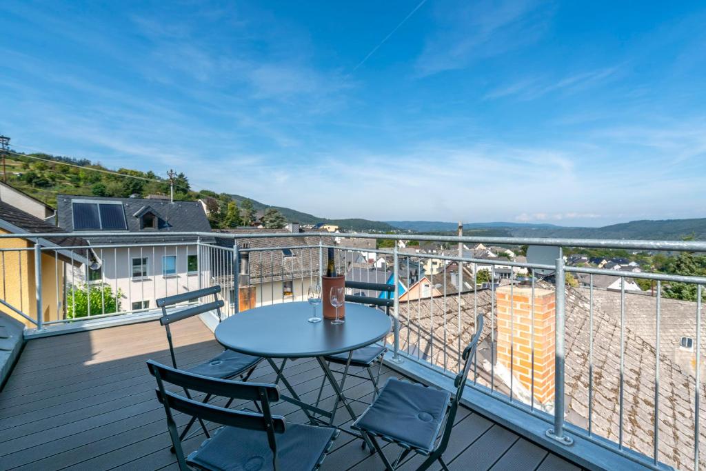 a patio with a table and chairs on a balcony at Ehemaliges Schusterhaus mit Dachterrasse in Boppard