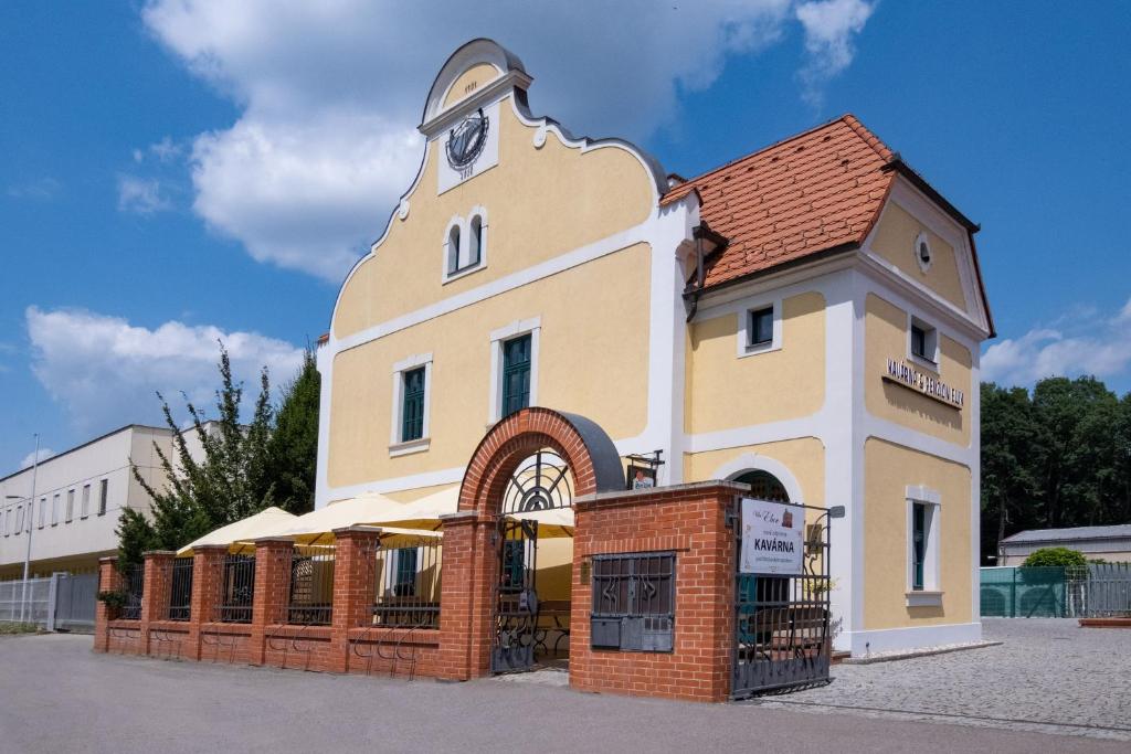 un bâtiment avec une tour d'horloge en haut dans l'établissement Penzion ELUX, à Břeclav