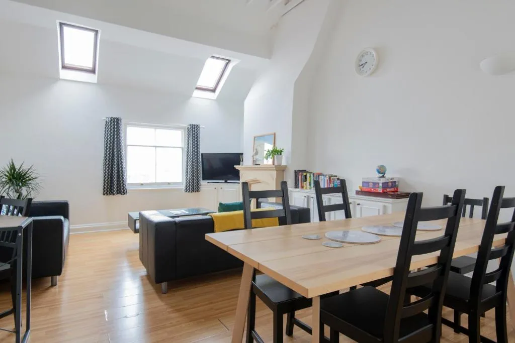 Fantastic 3 Bed Brighton House- Sleeps 6- SUPERFAST WiFi and Garage