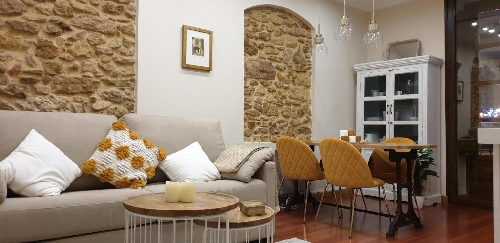 a living room with a couch and a table at Ayuntamiento - Precioso con parking y WIFI in Oviedo
