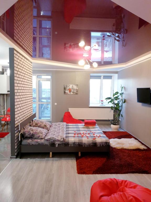 a bedroom with a bed in a room at Стильна квартира-студія в центрі міста на набережній in Ternopilʼ