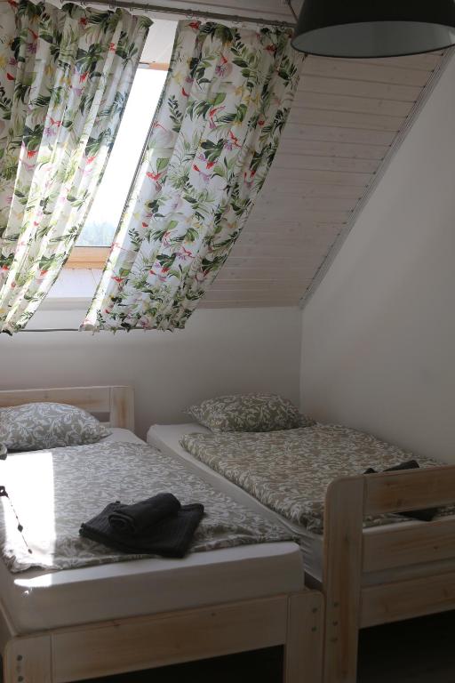 Posteľ alebo postele v izbe v ubytovaní Gyulavezér Lovasbirodalma