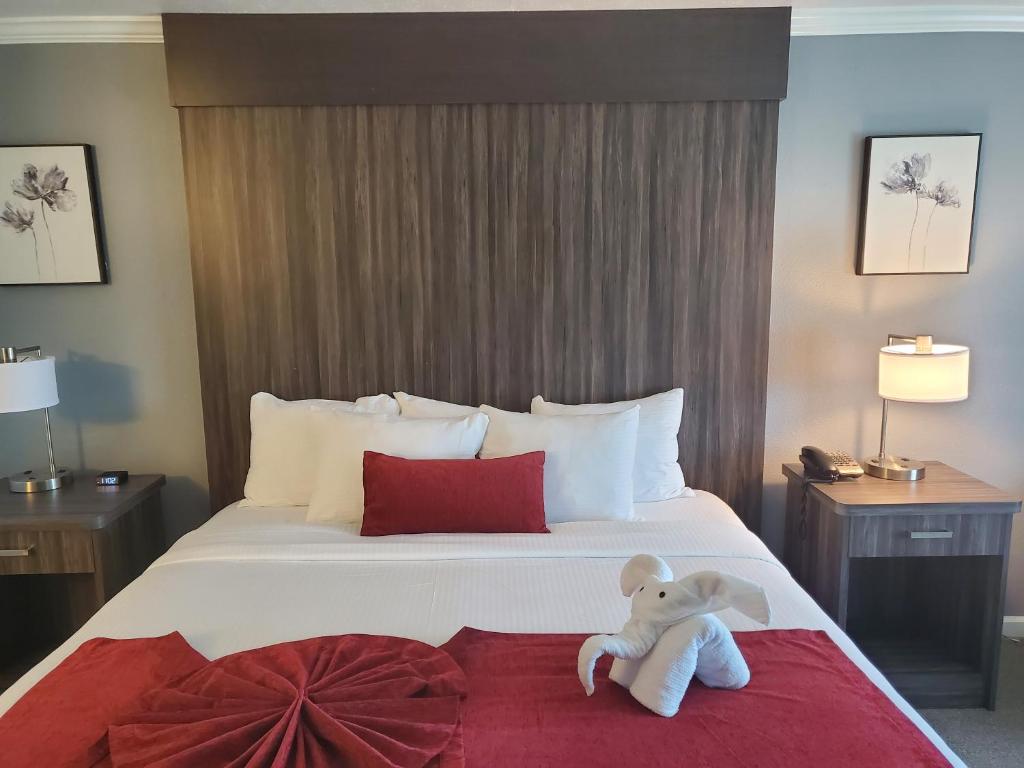 漢福德的住宿－紅杉汽車旅館，坐在酒店房间床上的泰迪熊