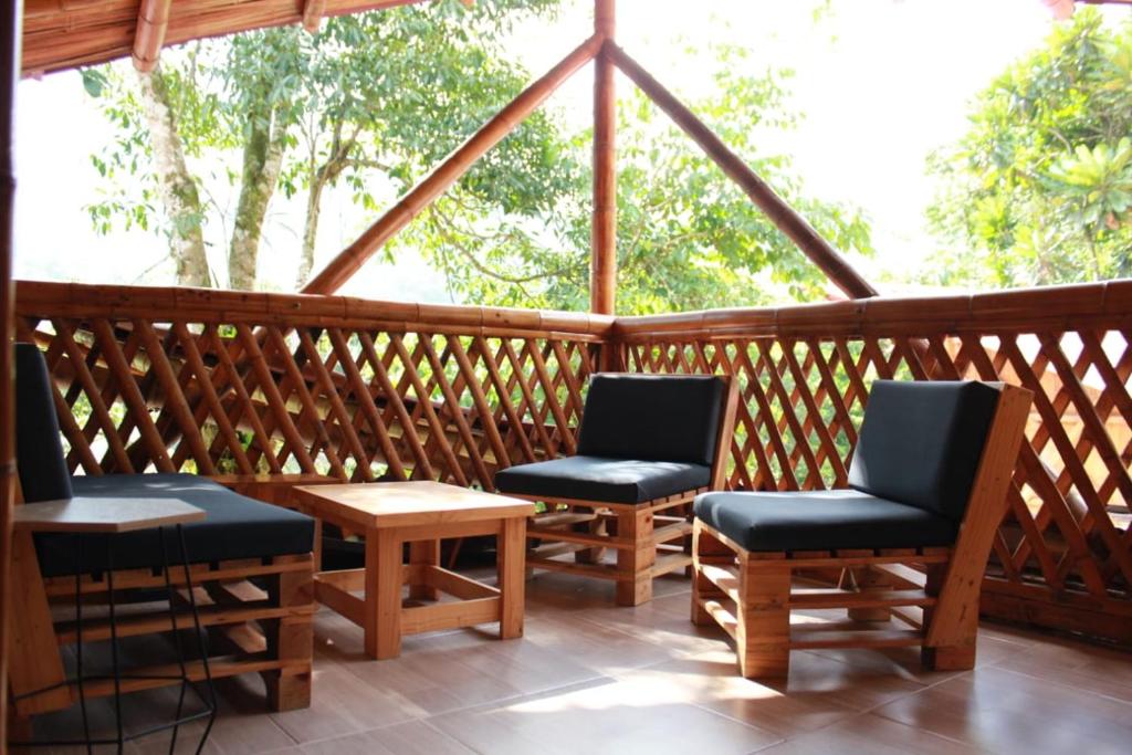 En balkong eller terrasse på hermosa cabaña villa majo, cuenta con el espectacular rio santo domingo