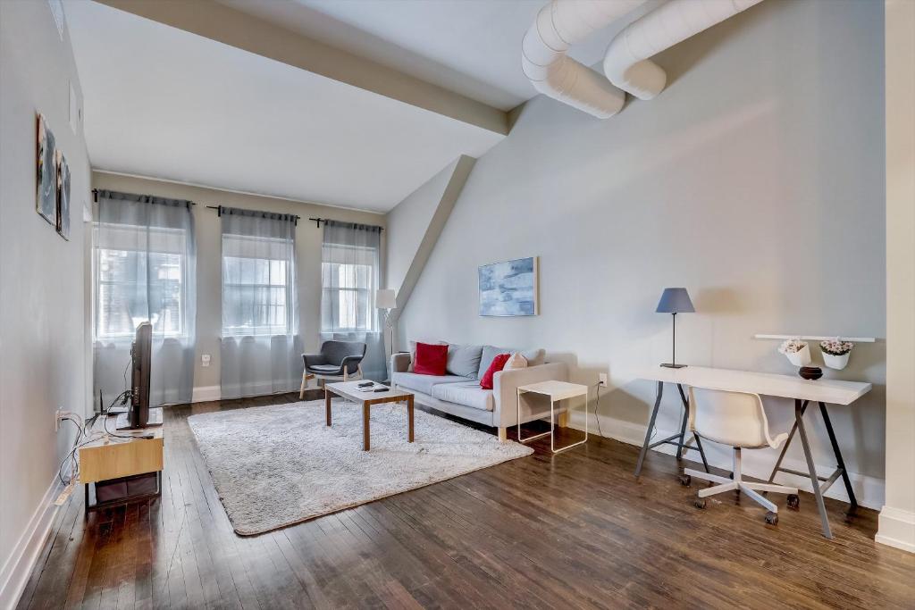 FRONTDESK Mackie Flats 3rd Ward Downtown Milwaukee, Milwaukee Updated