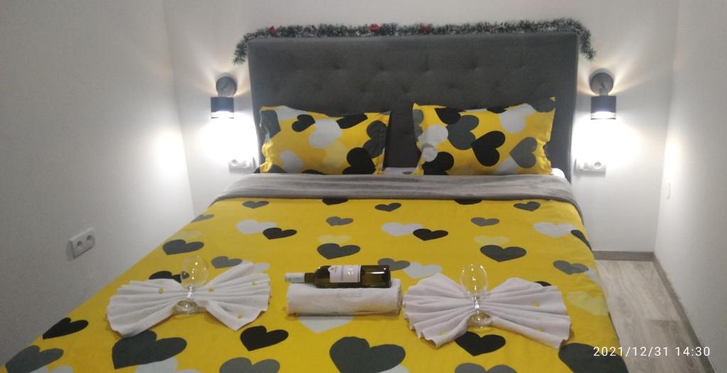 een slaapkamer met een geel bed met bogen erop bij Mars in Banja Luka