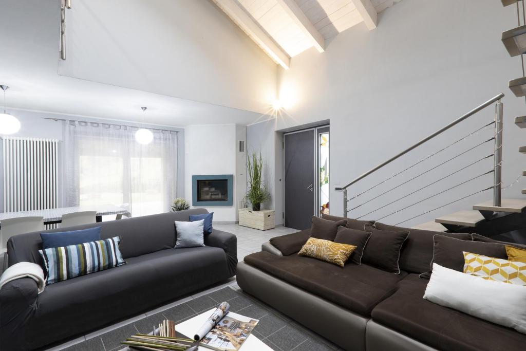 sala de estar con sofá y mesa en ALBA-ASTI-LANGHE Villa con vigna, patio e piscina, en Vinchio