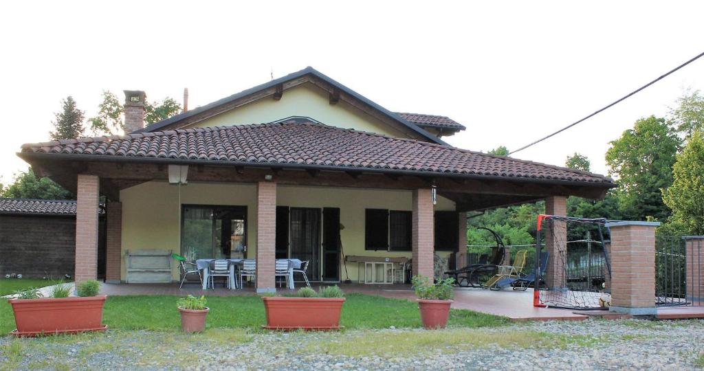 ALBA-ASTI-LANGHE Villa con vigna, patio e piscina - Villa Met Drie Slaapkamers
