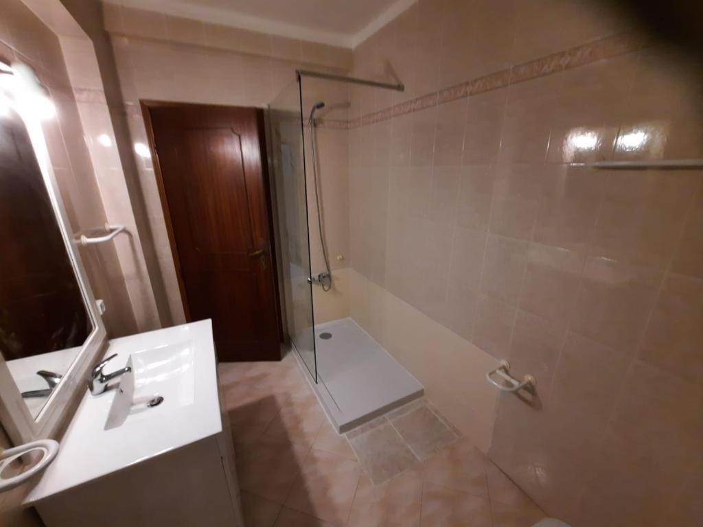a bathroom with a shower and a sink and a toilet at appartement cabanas de tavira bord de mer in Cabanas de Tavira