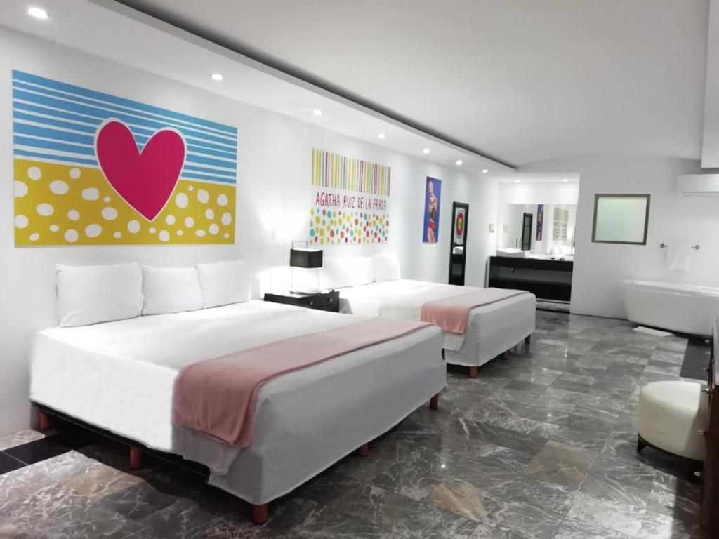 Postel nebo postele na pokoji v ubytování MayaFair Design Hotel