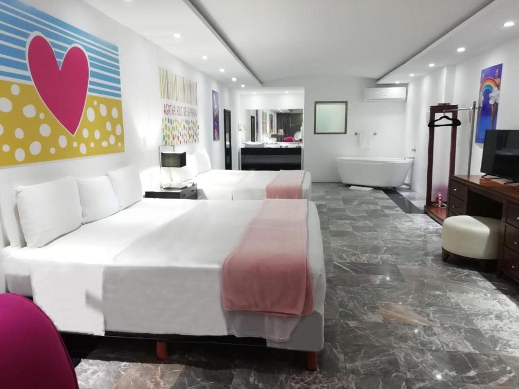 Postel nebo postele na pokoji v ubytování MayaFair Design Hotel