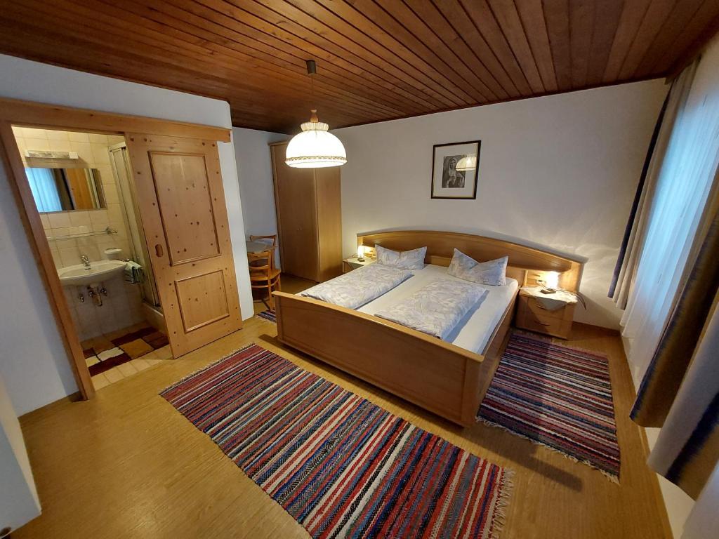 Tempat tidur dalam kamar di Ferienhaus Köck