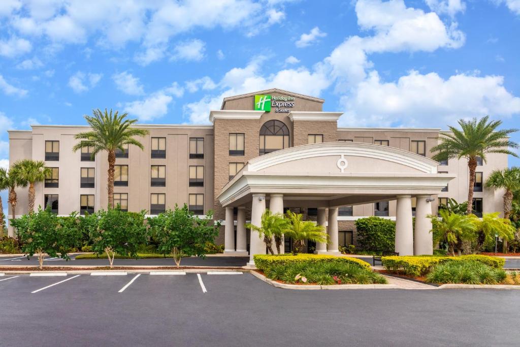 a hotel with a parking lot in front of it at Holiday Inn Express Hotel & Suites Lake Placid, an IHG Hotel in Lake Placid