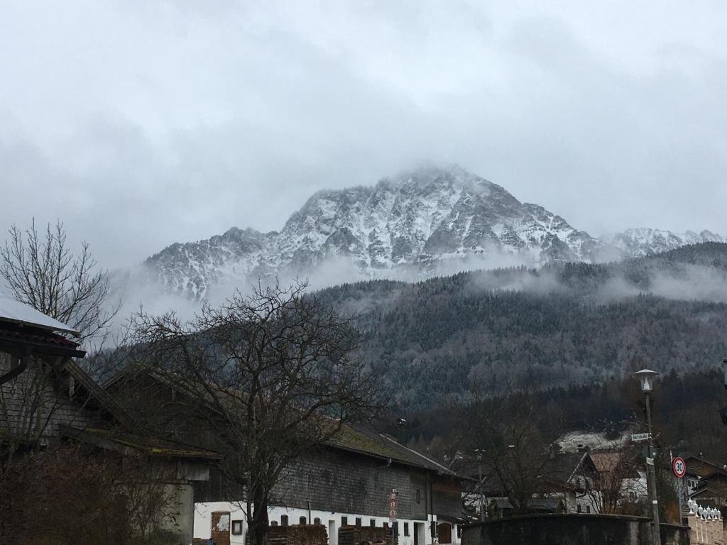 einen schneebedeckten Berg im Hintergrund einer Stadt in der Unterkunft Ferienwohnungen Dananic in Anger