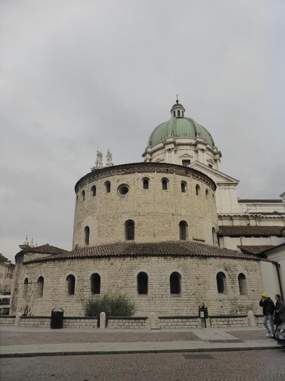 a building with a dome on top of it at Galleria d'Arte - Foresteria in Brescia