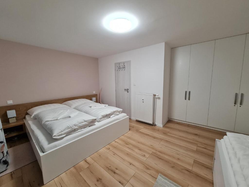 Postel nebo postele na pokoji v ubytování Apartmány EMA a PETER