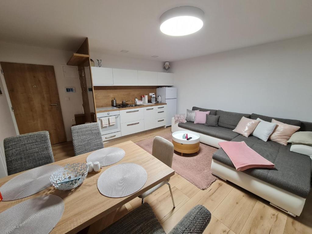 Kuchyň nebo kuchyňský kout v ubytování Apartmány EMA a PETER