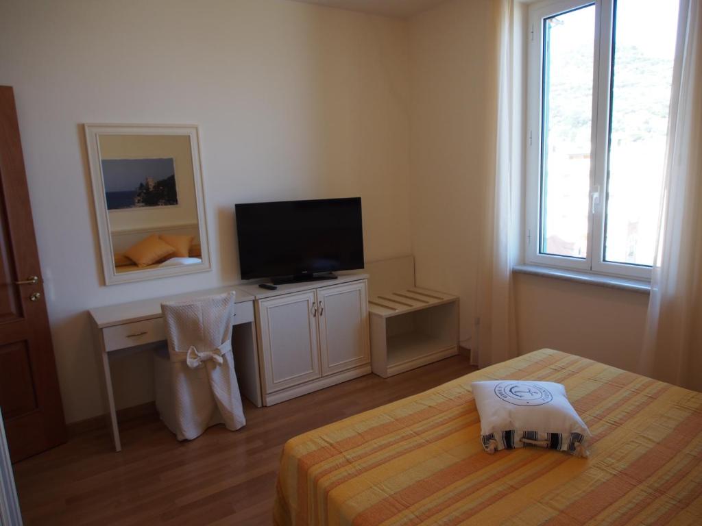 A television and/or entertainment centre at Lido Resort