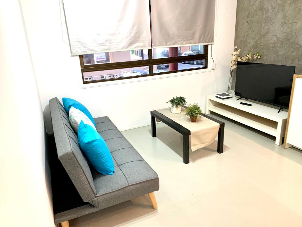 een woonkamer met een bank en een tv bij Rincón Feliz in Corralejo