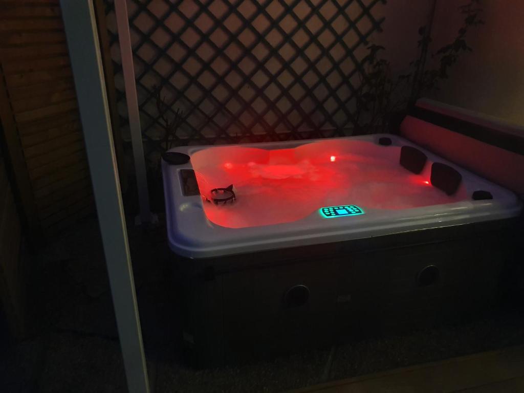 een hot tub met rode verlichting in een kamer bij Emeraude Jacuzzi in Saint-Malo