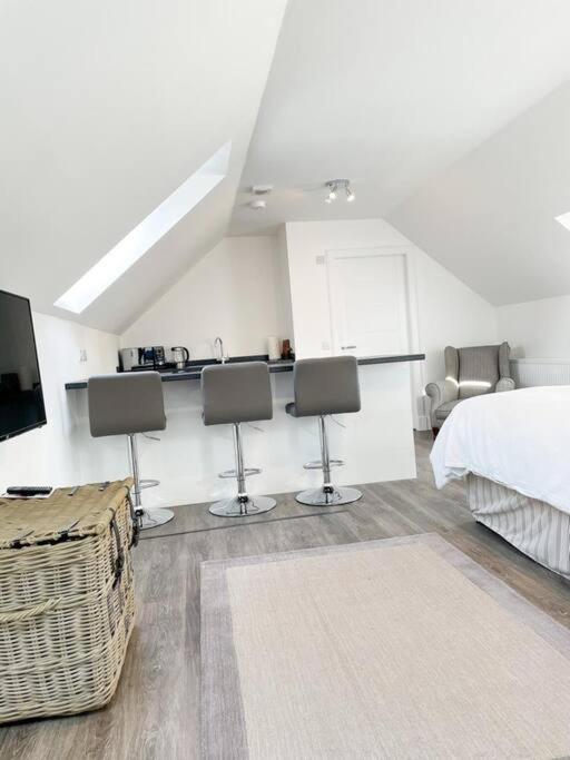 Cosy Country Modern Studio with Patio Space. - One-Bedroom Apartment