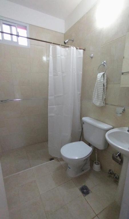 Habitación con baño privado en edificio 1er piso