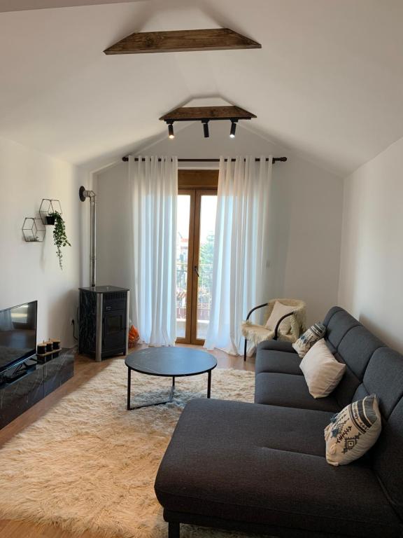 Zona d'estar a Noah's Attic - Apartment Hotel in Korce