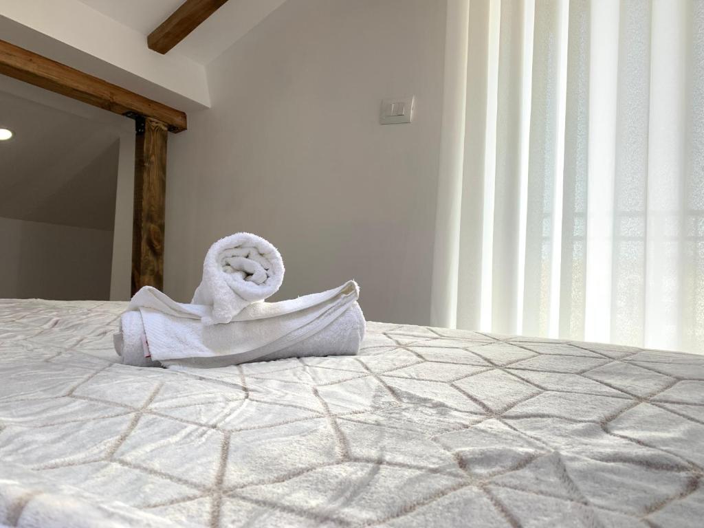 Llit o llits en una habitació de Noah's Attic - Apartment Hotel in Korce