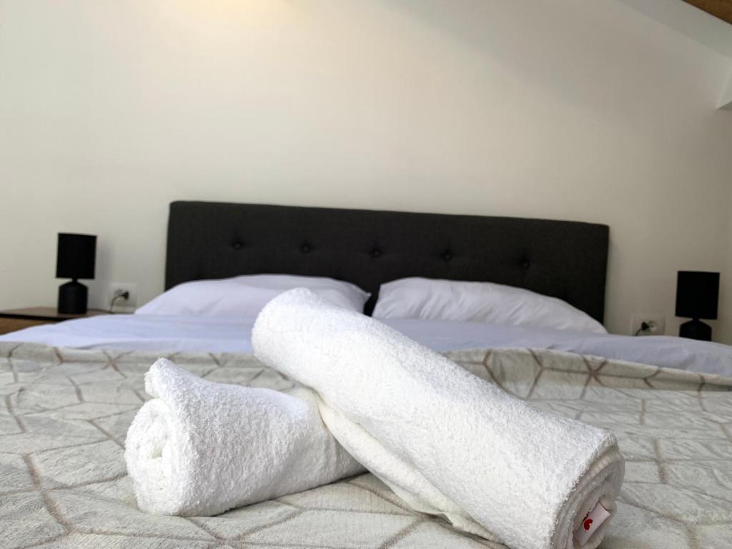 Llit o llits en una habitació de Noah's Attic - Apartment Hotel in Korce