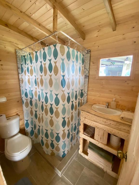 Un baño de Serás Libre Refugio