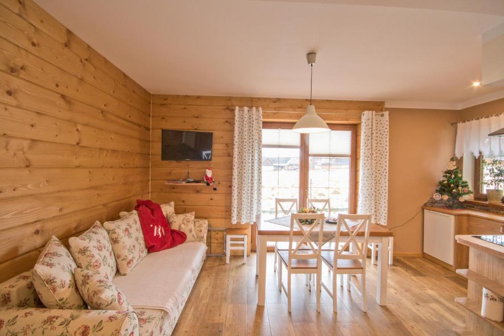 Televízia a/alebo spoločenská miestnosť v ubytovaní Apartamenty Trojaki przy Termach - Bańska Niżna