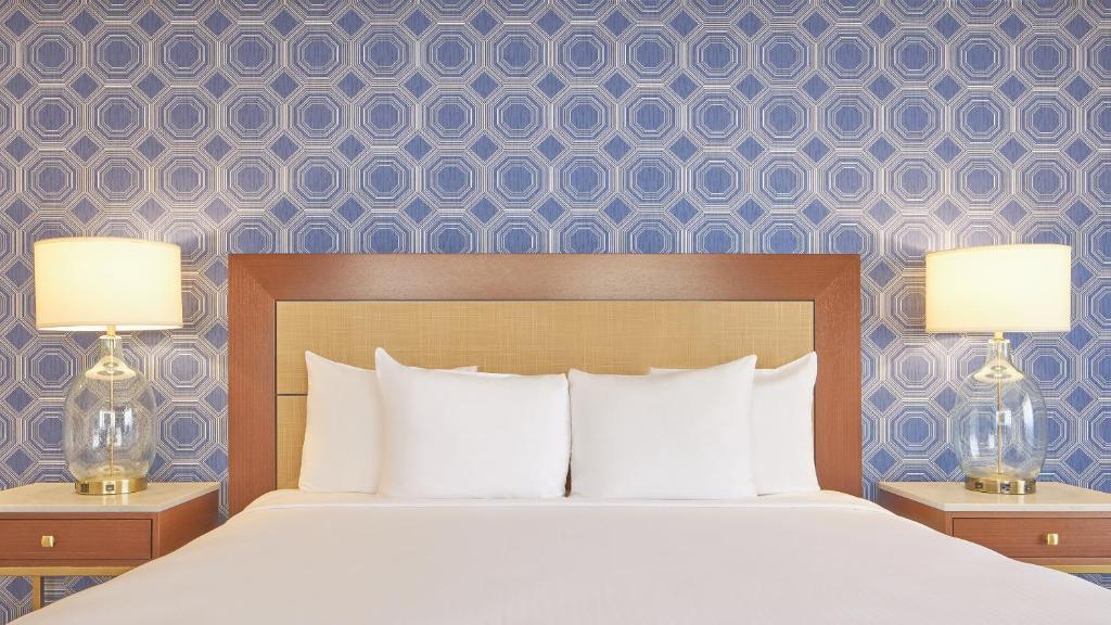 Tropicana Casino and Resort - South Deluxe Room 1 King Non-Rooking