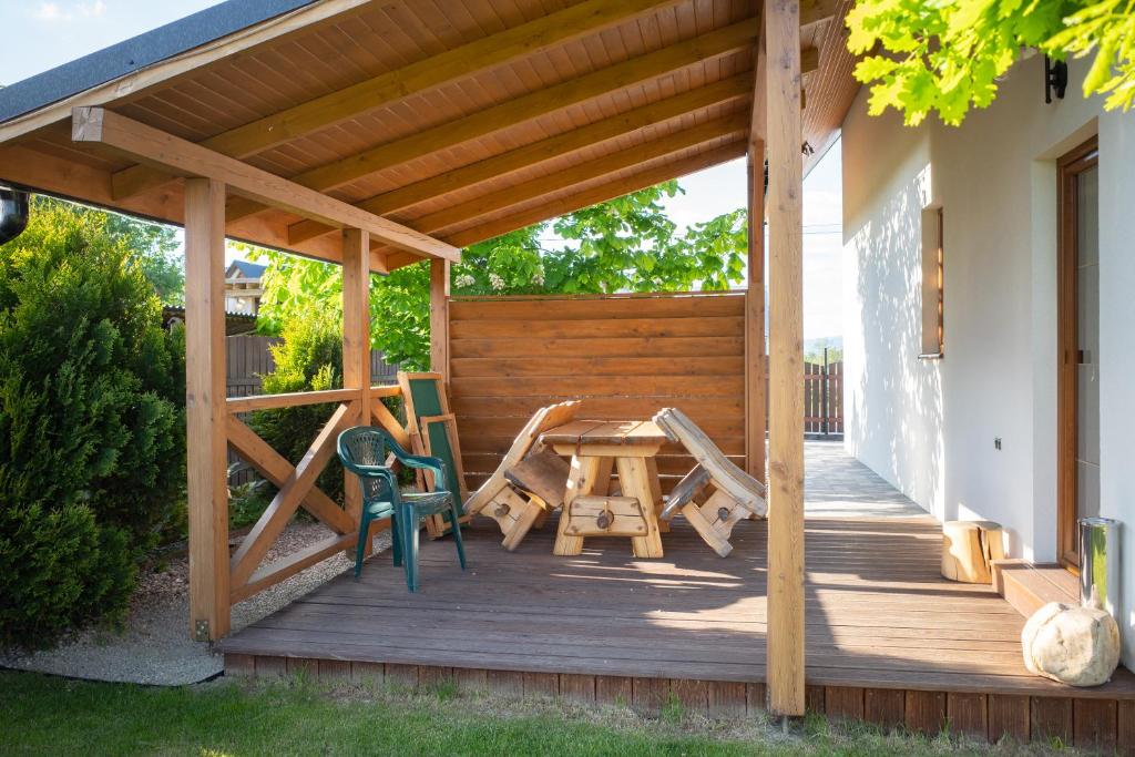 Vonkajšia záhrada v ubytovaní Apartamenty Trojaki przy Termach - Bańska Niżna