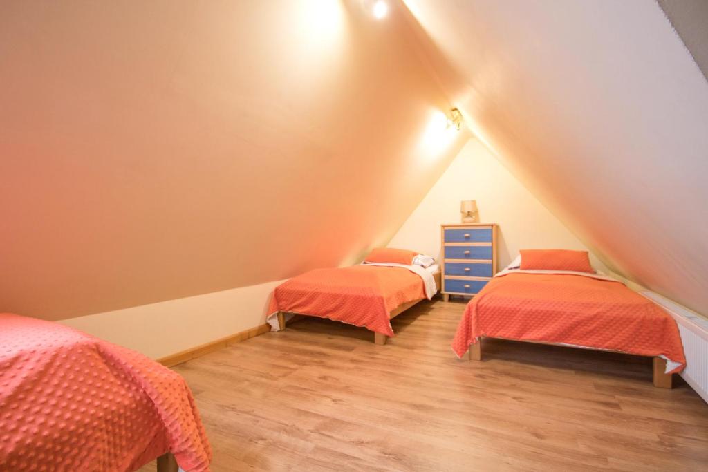 Posteľ alebo postele v izbe v ubytovaní Apartamenty Trojaki przy Termach - Bańska Niżna
