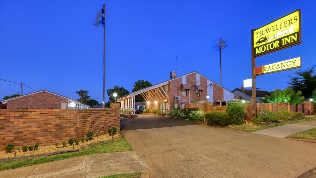 a building with a sign for a motor inn at All Travellers Motor Inn in Coonabarabran