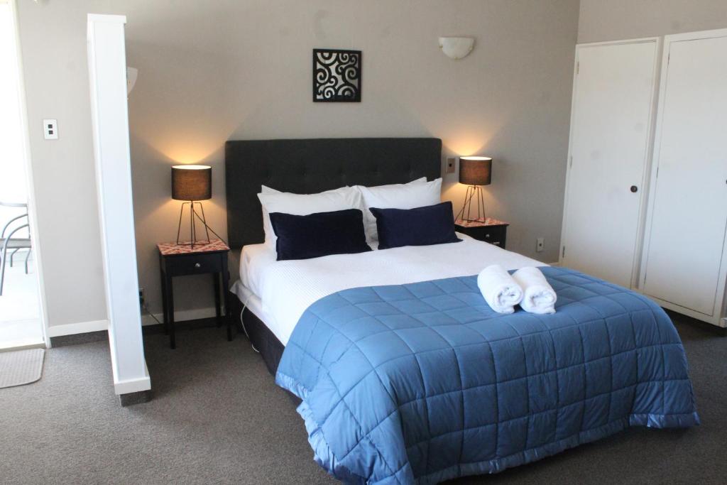 um quarto com uma cama com duas toalhas em Aorangi Motel em Fairlie