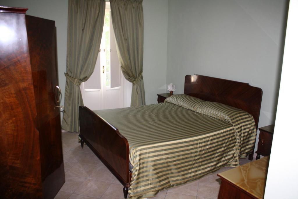 1 dormitorio con cama y ventana en Bed and Breakfast Casale Nardone, en Atina